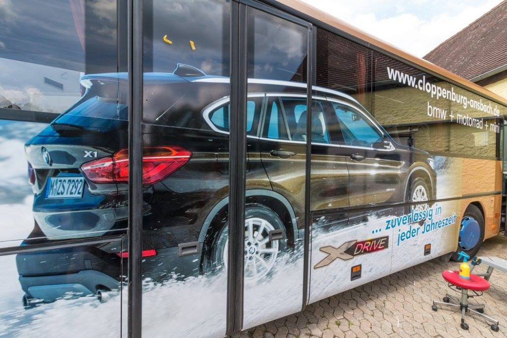 Fahrzeugwerbung auf Bus