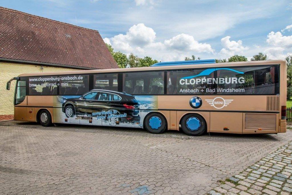 Fahrzeugwerbung auf Bus