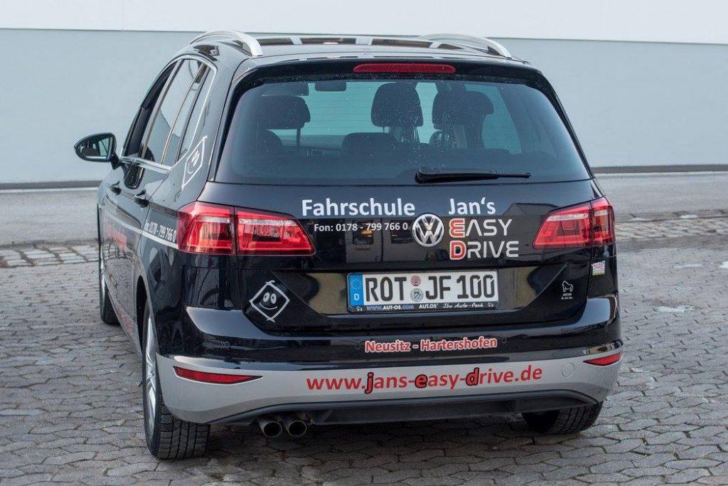 Werbung auf Fahrschulfahrzeug