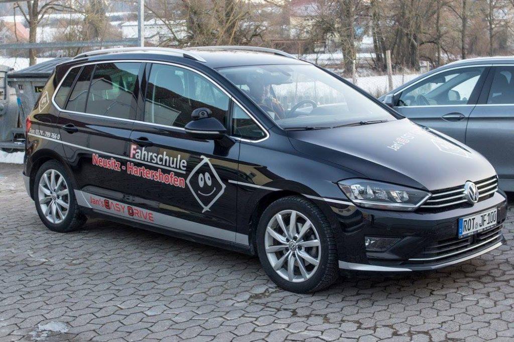 Werbung auf Fahrschulfahrzeug