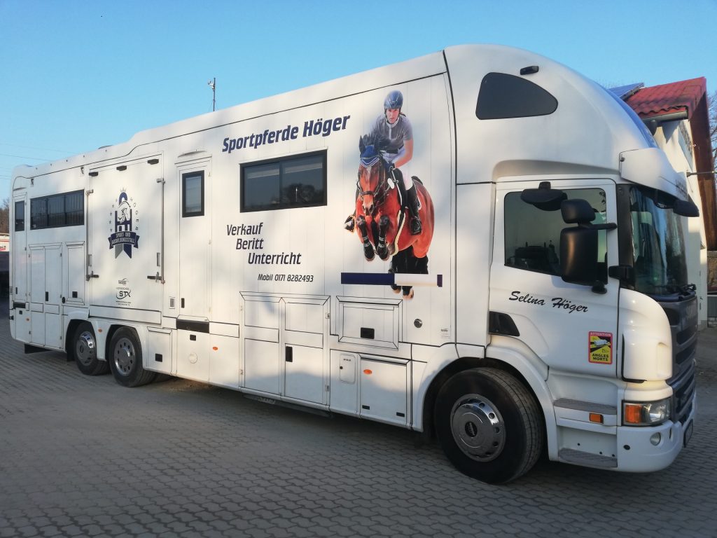Werbung auf Pferdetransporter