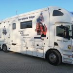Werbung auf Pferdetransporter