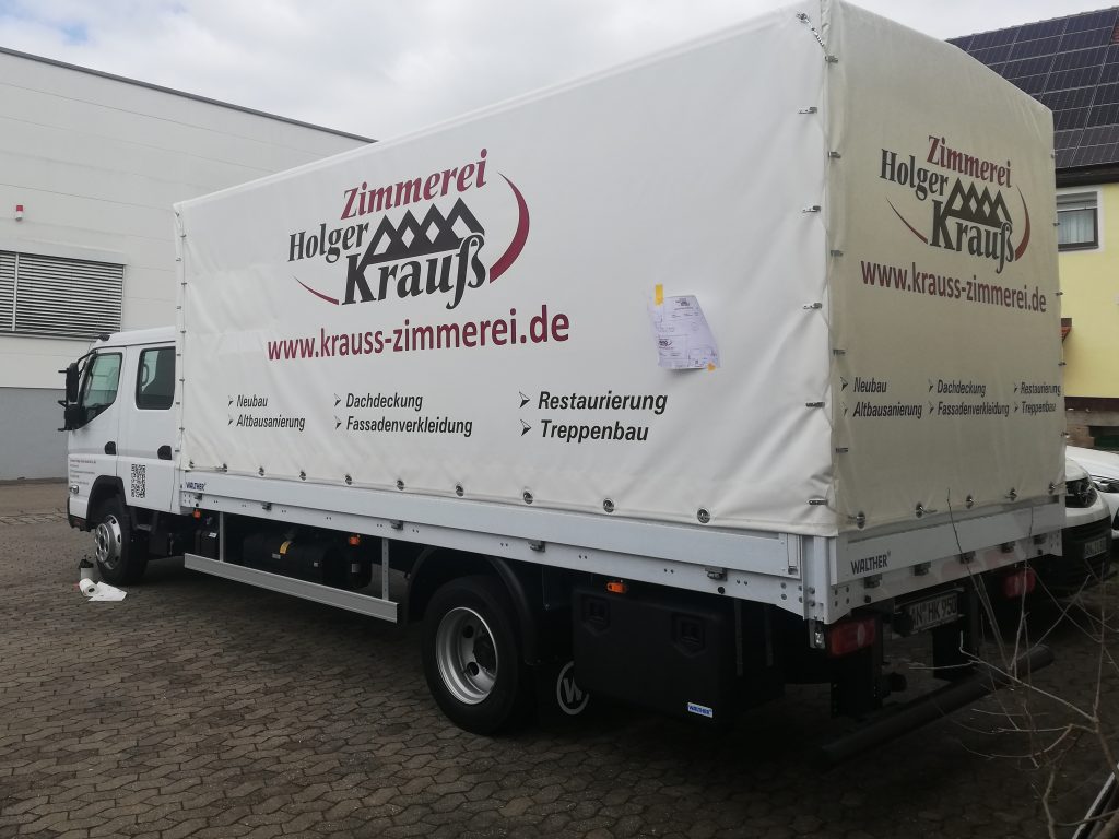 Werbung auf LKW für Zimmerei
