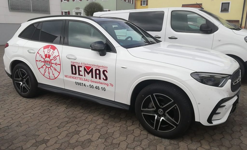 Werbung für Fahrzeugsachverständigen auf PKW