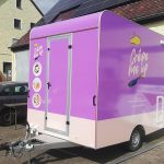 Werbung auf Verkaufsanhänger für Crêpe