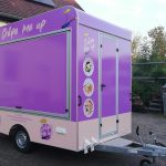 Werbung auf Verkaufsanhänger für Crêpe