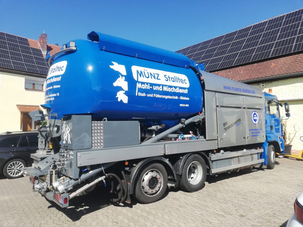 Beschriftung von Fahrzeug mit Futtermischmaschine.