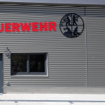 Fassadenbeschriftung Gerätehaus Feuerwehr Bettenfeld
